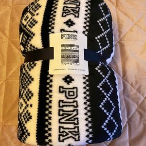 NWT pink VS Sherpa blanket snowflake dog‎ 50 x 60”